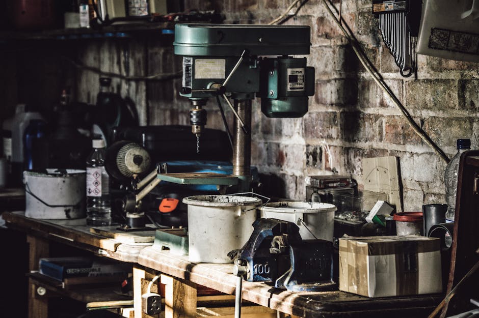 Atelier de bricolage bien organisé avec outils rangés