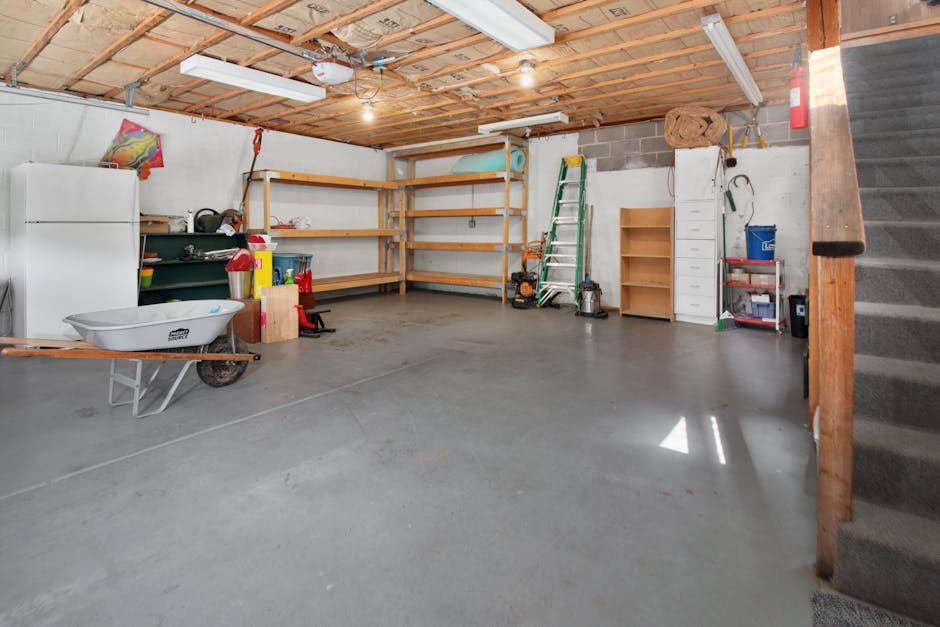 Garage organisé avec étagères de rangement